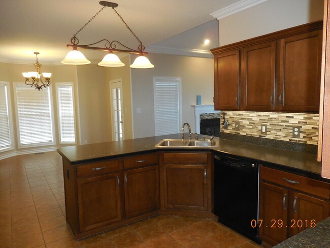 Building Photo - Lage 3 Bedroom  2 1/2 Bath Pet Friendly Home For Rent