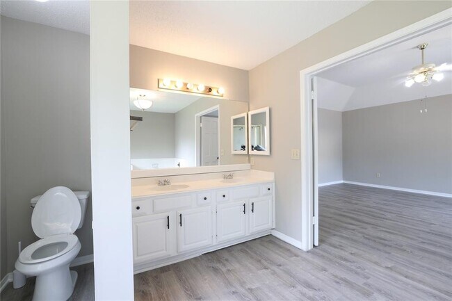 Building Photo - 15918 Pinyon Creek Dr