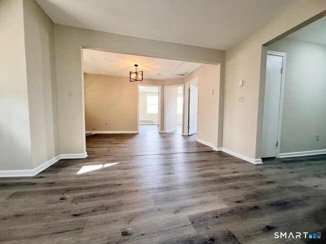 Building Photo - 3 Maple St