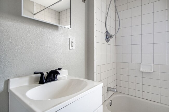 Building Photo - 1002 Avenue E