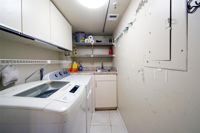 Building Photo - 2480 Presidential Way