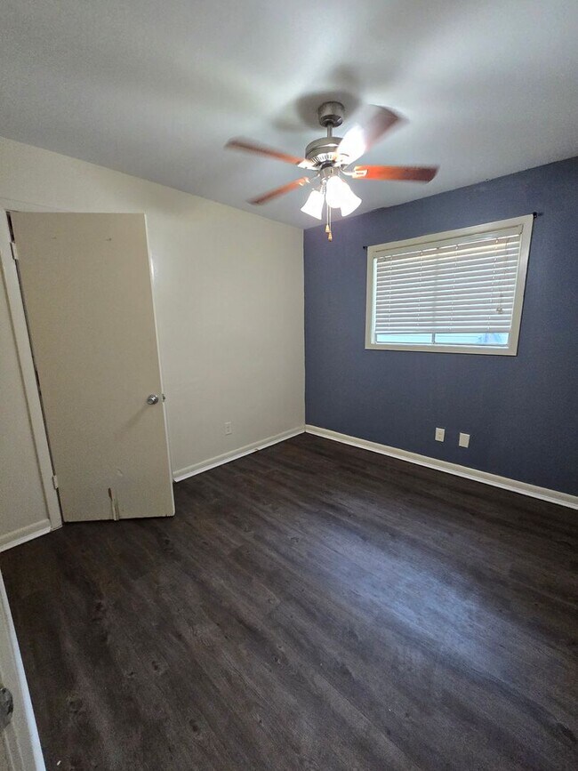 Building Photo - 3 bedroom 1.5 bathroom--Shady Grove Neighb...