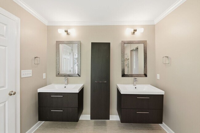 Building Photo - Gorgeous and Spacious 5 Bedroom Home, Cul-de-sac lot, Vaulted Ceilings, Large Backyard, Stunning ...