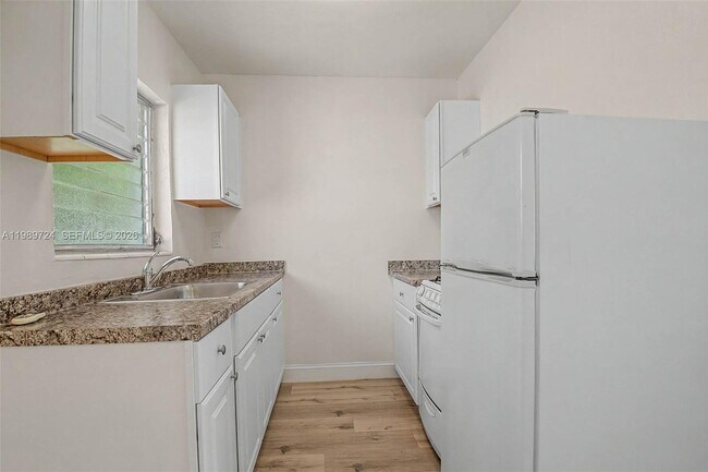 Building Photo - 229 Madeira Ave