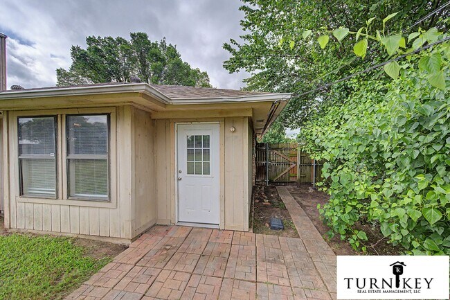 Building Photo - 913 Springhill Dr