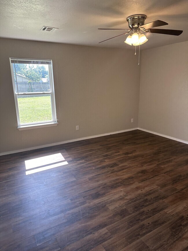 Building Photo - 632 Ramblin Oaks Dr