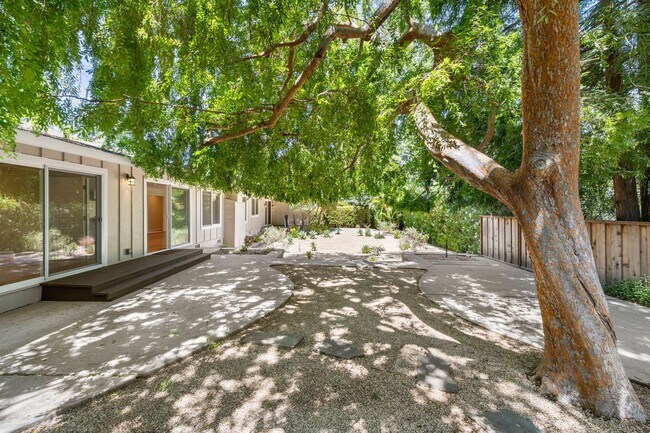 Building Photo - Spacious Menlo Park Retreat with 6 Bedroom...