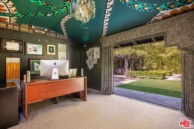 Building Photo - 221 S St Andrews Pl