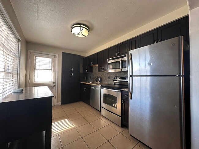 Building Photo - 2 BED 2 BATH WITH A HUGE BACKYARD IN THE H...