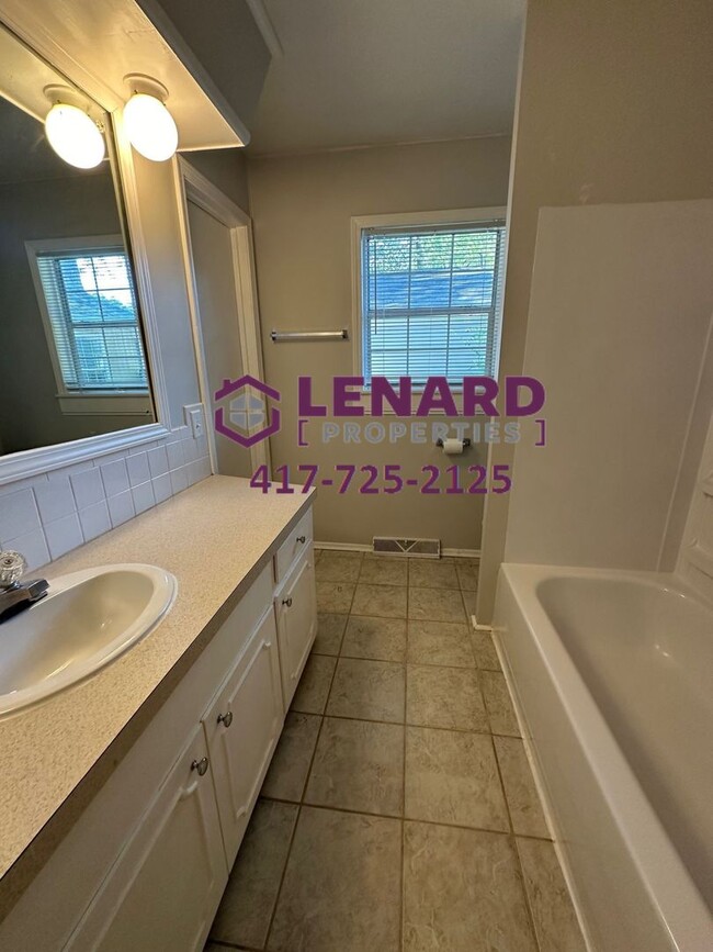 Building Photo - Spacious Home Ready For Move In!