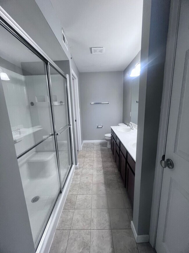 Building Photo - Updated 2-Bed/2-Bath Condo in Desirable Br...