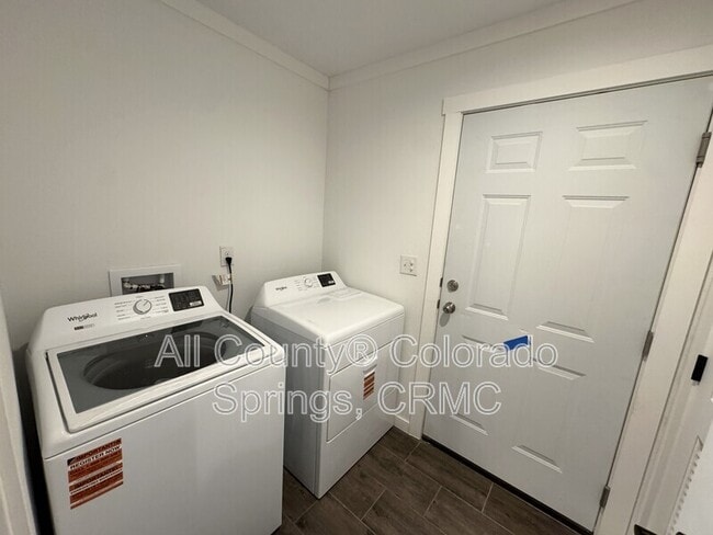 Building Photo - 690 E Hahns Peak Ave