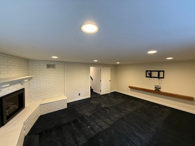 Building Photo - Stunning 4 Bed 4 Bath Home Steps from Golden Gardens in Ballard with MIL Suite