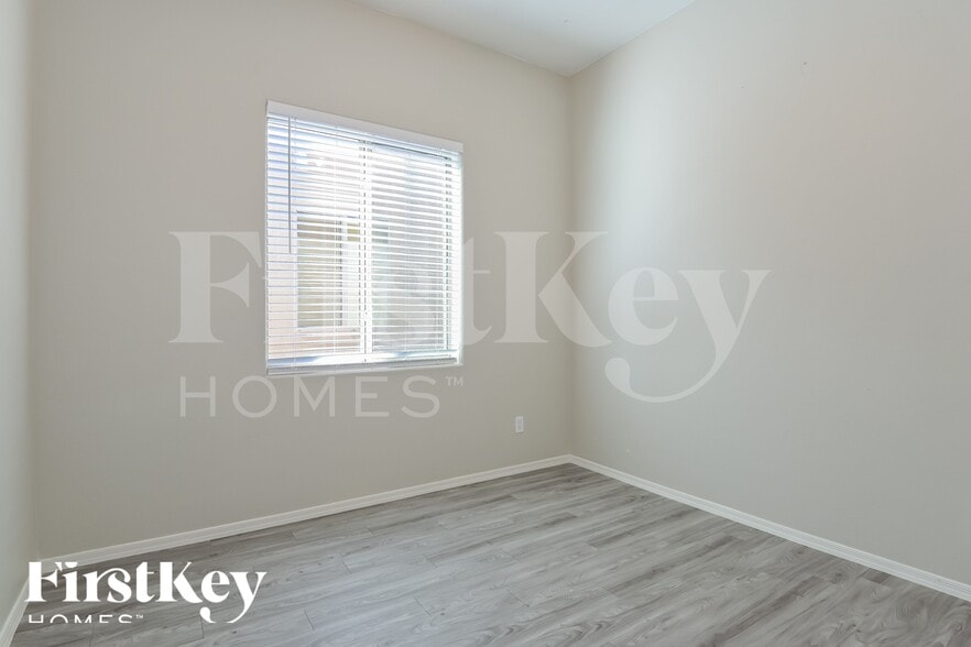 Building Photo - 8551 N Rolling River Dr