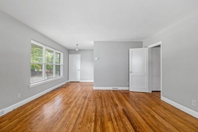 Building Photo - Adorable Duplex in the UNCG Area, Hardwood...