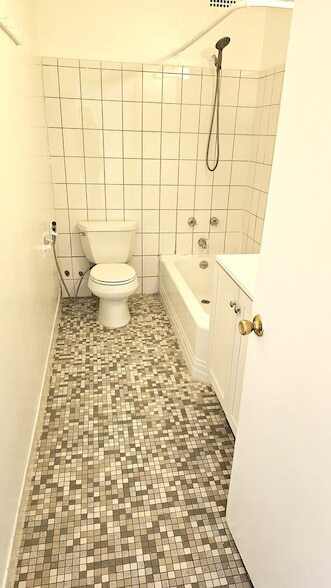 Building Photo - 2025 W Granville Ave