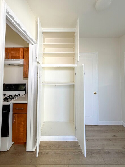 Building Photo - 1722 E Victoria Ave