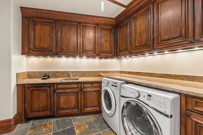 Building Photo - 472 Thunderbowl Ln