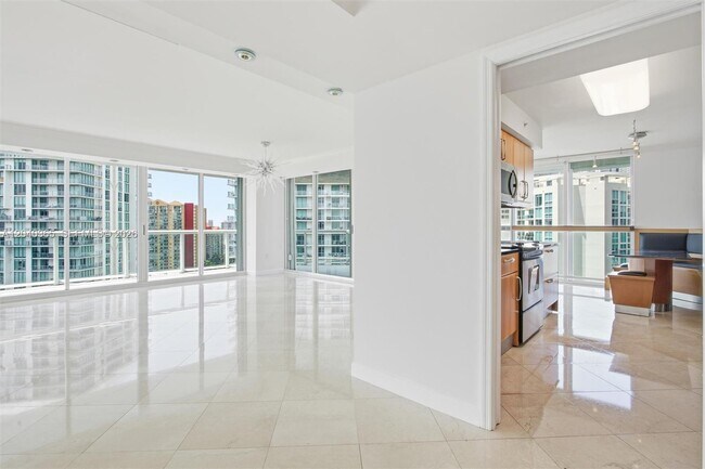 Building Photo - 16500 Collins Ave