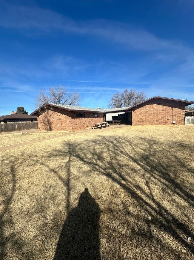 Building Photo - Newly Remodeled Big and Spacious 5 Bed Home! Huge Back Yard!