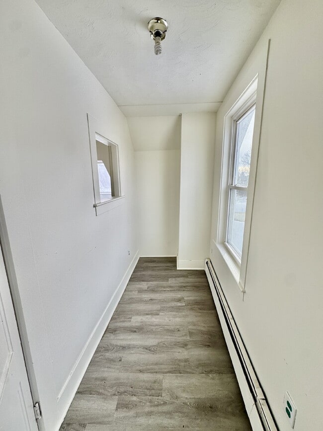 Building Photo - Bright Three Bedroom Apartment with Architectural Charm!