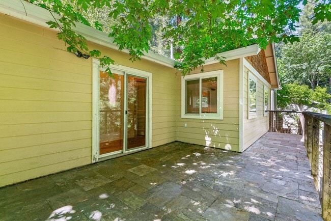 Building Photo - Stunning Fully Renovated 2 Bedroom, 1 Bath...