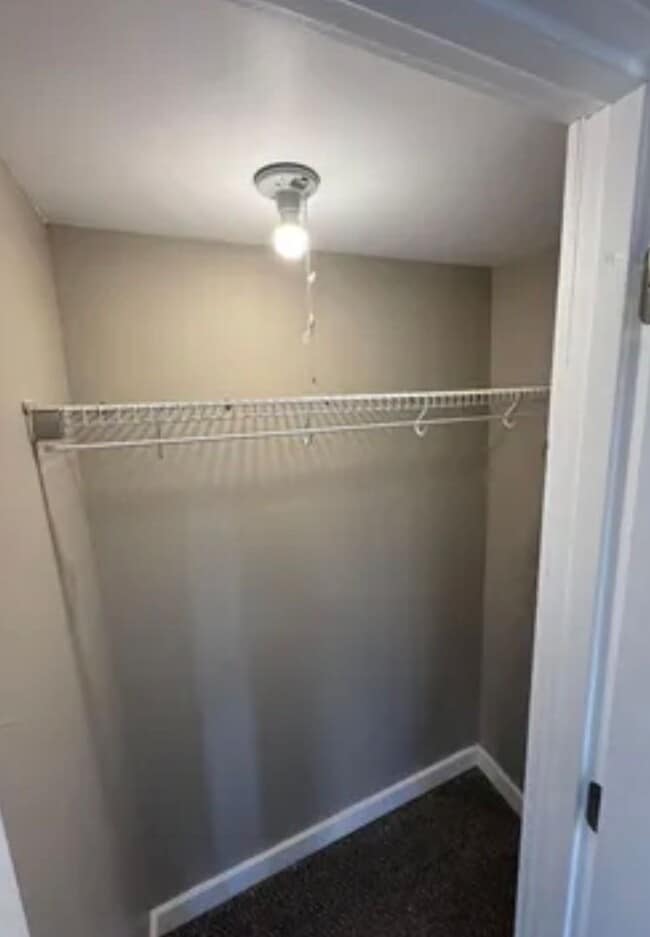 Building Photo - 2 bedroom/1 bath w/carport