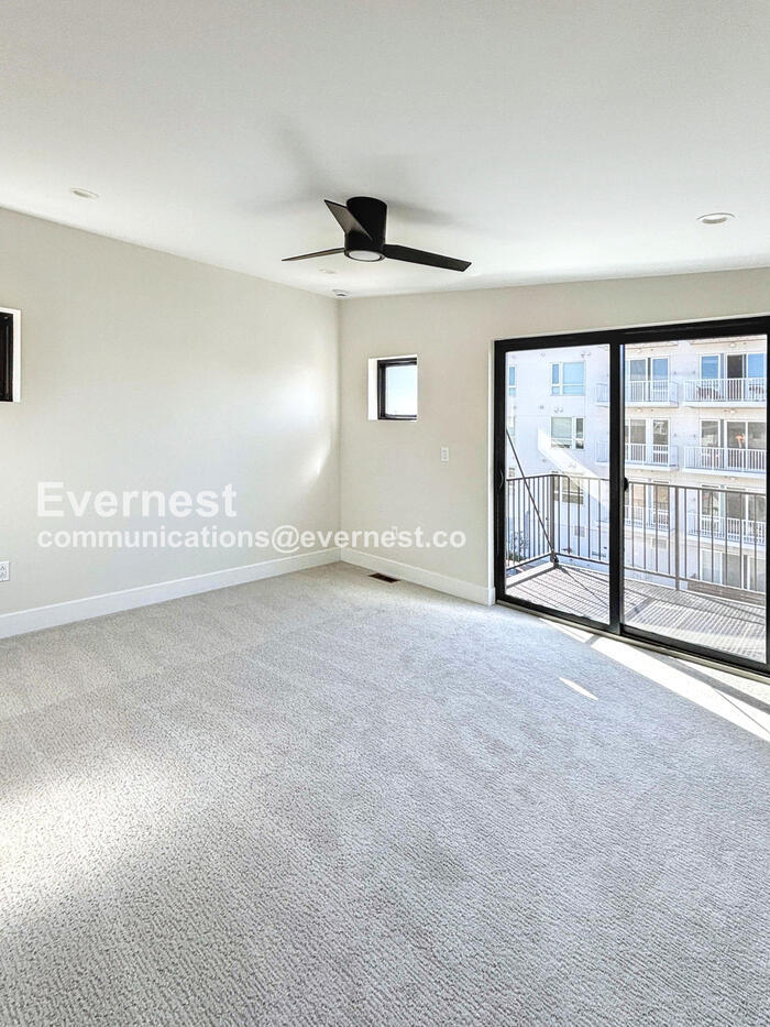 Building Photo - 2162 S Ash St