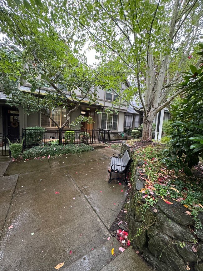 Building Photo - Beautiful 2br/2.5ba Townhome in Arbor Parc...