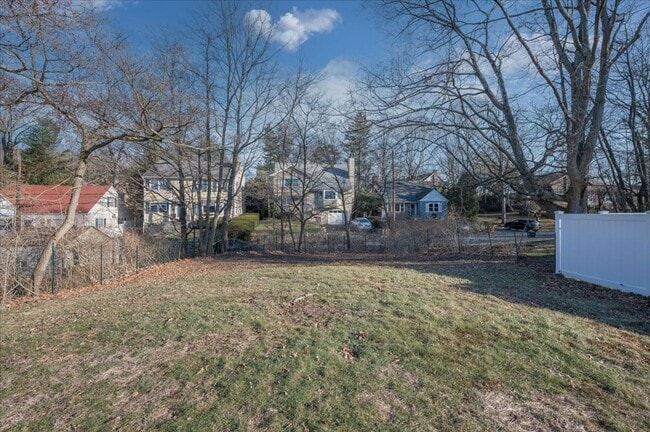 Building Photo - Updated Single Family Rental in White Plains
