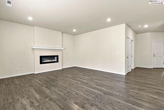 Building Photo - Puyallup Gem: Comfort and Style Combined!