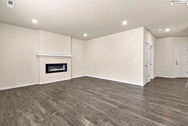 Building Photo - Your Ideal Home in Puyallup Awaits – Peaceful, Modern, Perfectly Located.