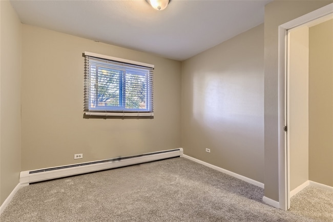 Building Photo - Affordable 3bed/ 1 bath apartment 1 month ...
