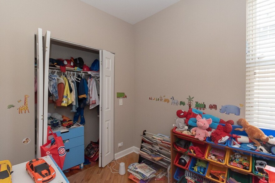 Building Photo - 3144 N Oakley Ave