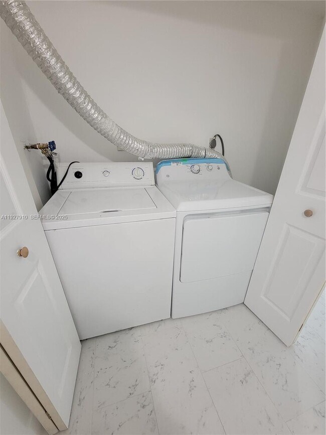 Building Photo - 8290 Lake Dr