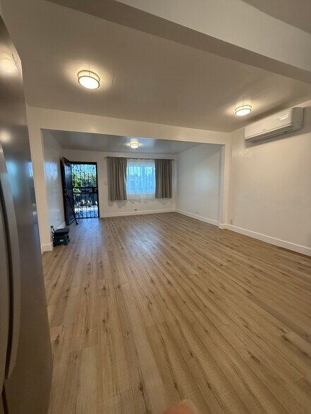 Kitchen with view of living room - 1437 W 60th Pl