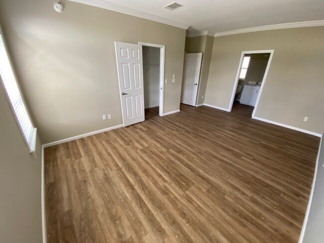 Building Photo - 5307 Camelot Dr E