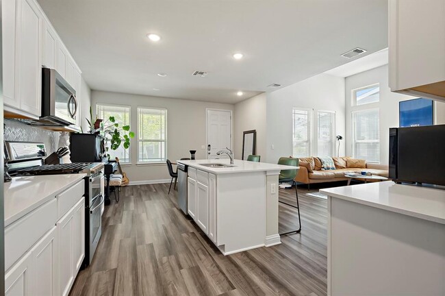Building Photo - 8013 Lennon Dr