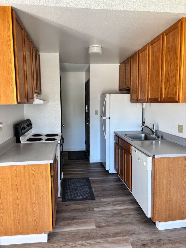 Building Photo - VERY NICE 2 BED/1 BATH 2ND FLOOR CONDO - N...