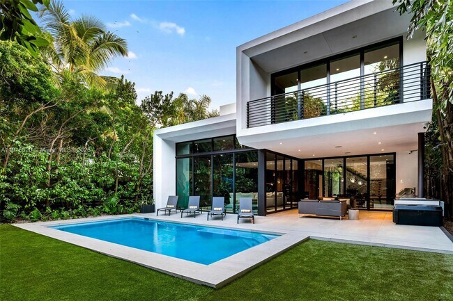 Building Photo - 77 SW 18th Terrace