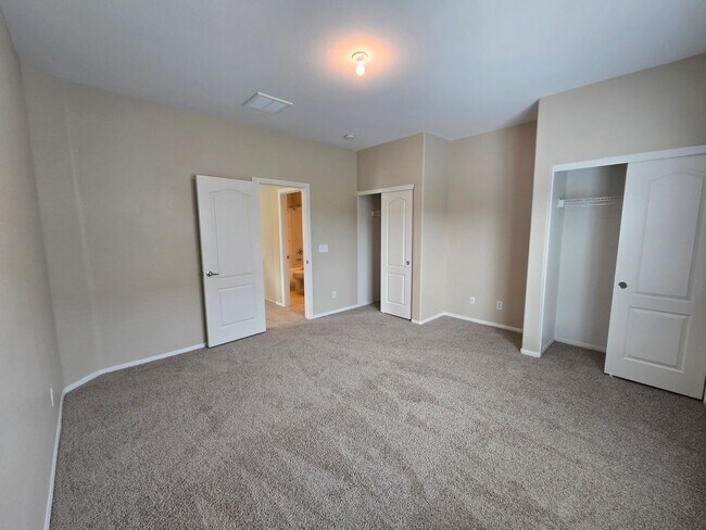 Building Photo - Guard Gated wonderful community 3 Bedroom Townhome!