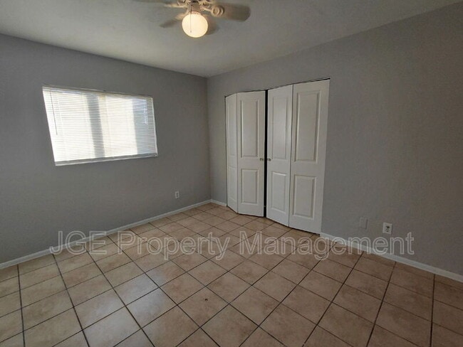 Building Photo - 724 NE 11th Terrace