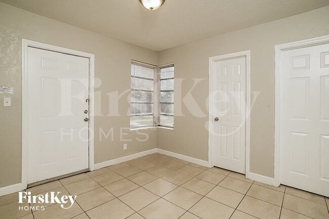 Building Photo - 1000 NE 211th Terrace