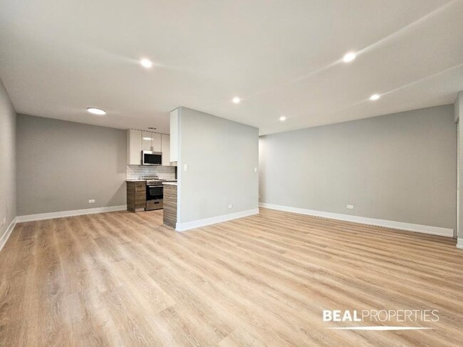 Building Photo - 1 bedroom in CHICAGO IL 60657
