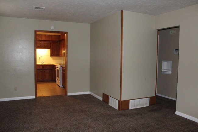 Building Photo - 3 Bed, 1 1/2 bath, 1 Car Garage - Tinker C...