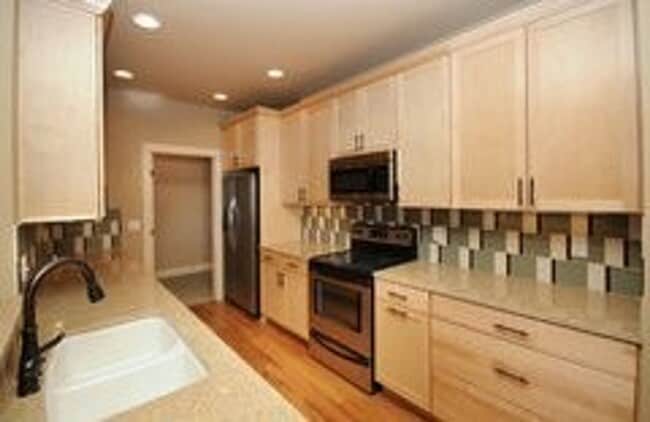 Building Photo - 2127 Cocklebur Ln