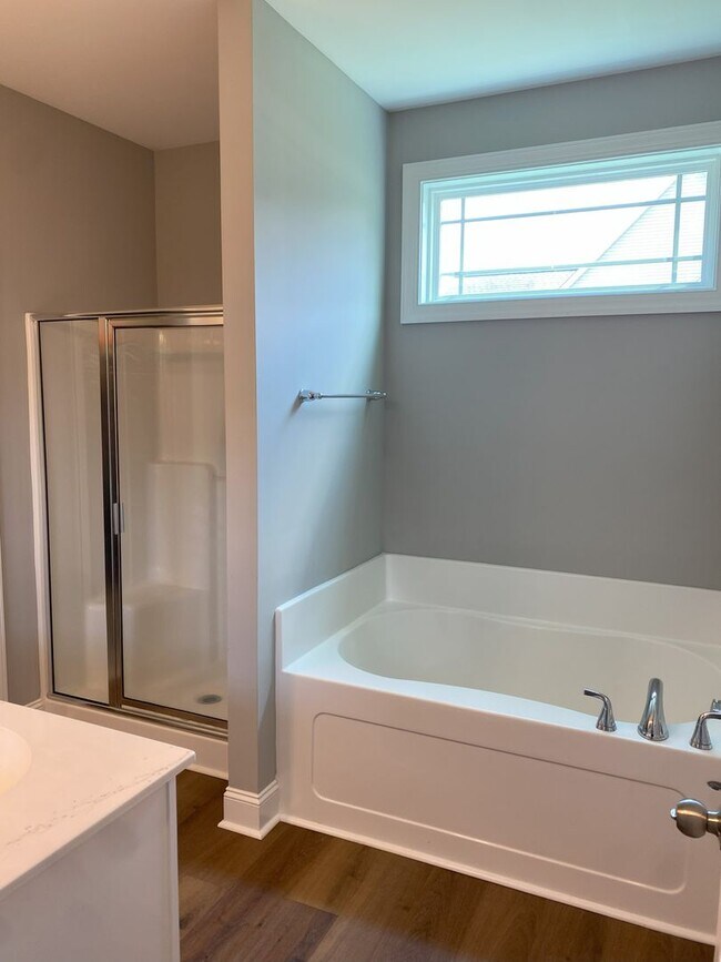 Building Photo - 3 Bed/3 Bath with 2 Bonus Rooms!!!