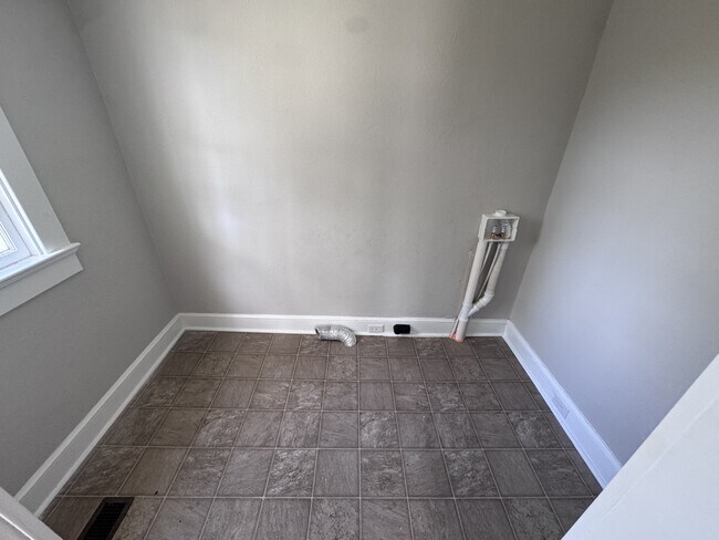 Building Photo - 105 Murray Dr