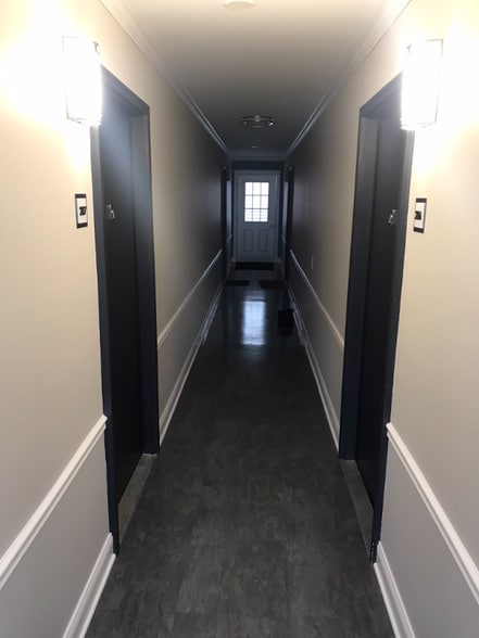 Building Photo - 105 N Elm St