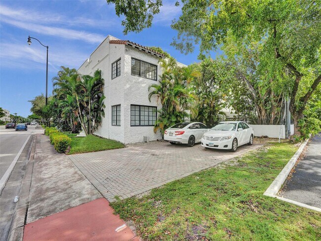 Building Photo - 1901 S Le Jeune Rd